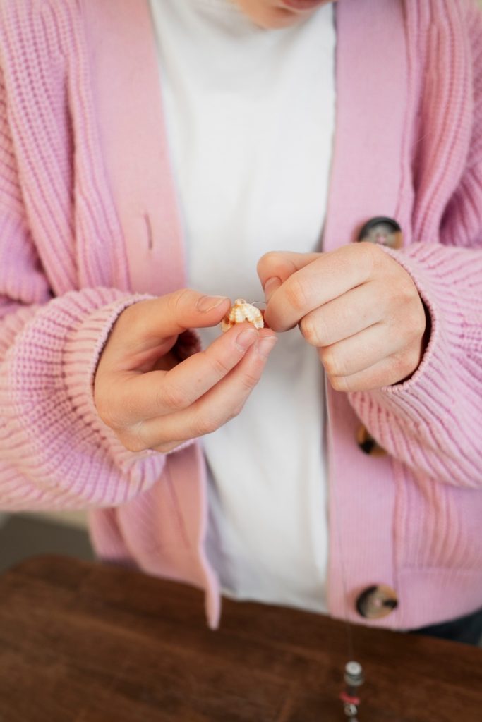 Comparison of a loose ring versus a tight ring on fingers.