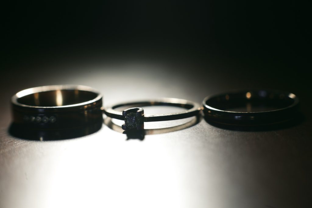 The Oura Ring 4 displayed in multiple finishes including silver and gold.